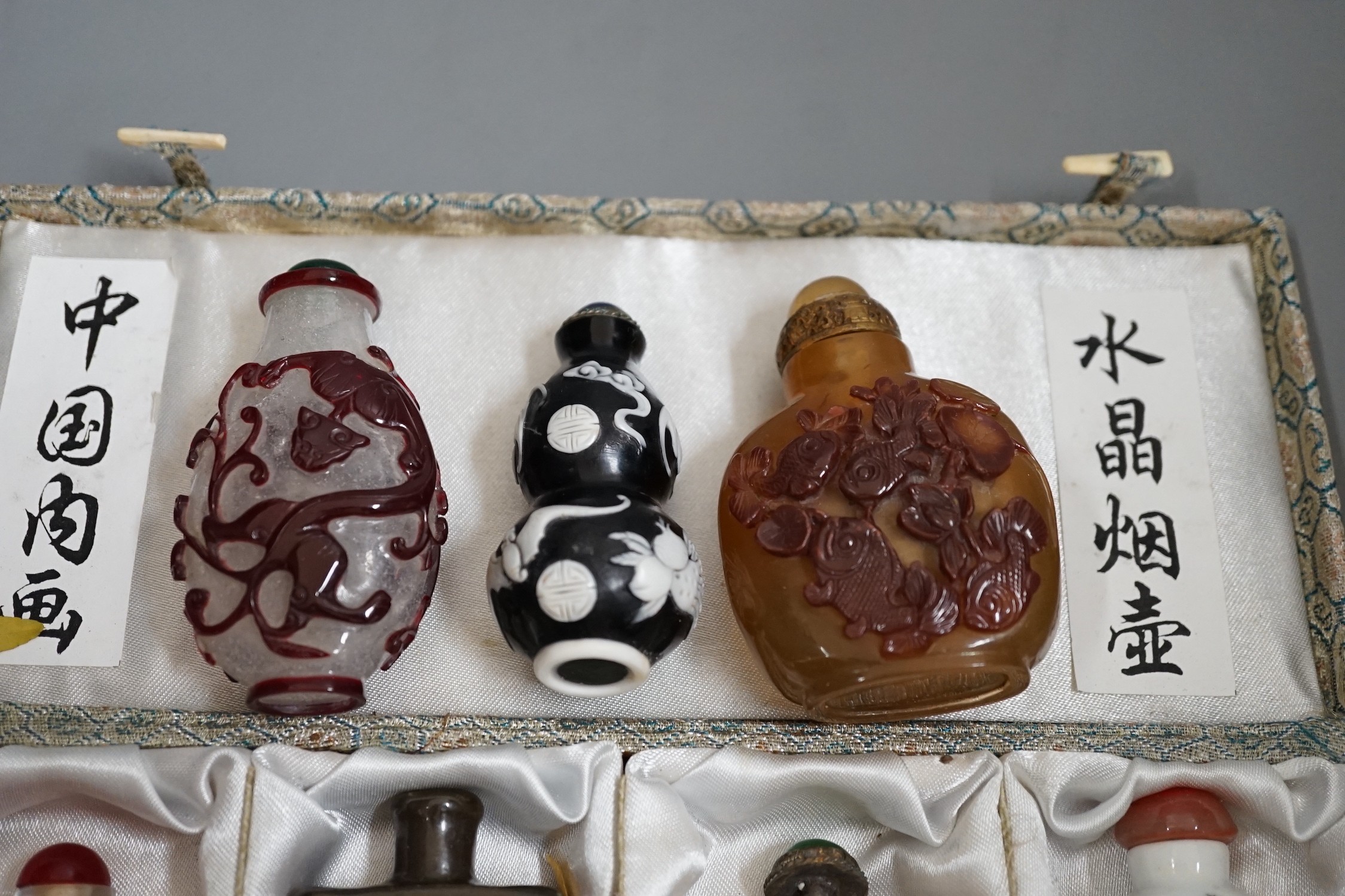 A collection of Chinese scent bottles (6)